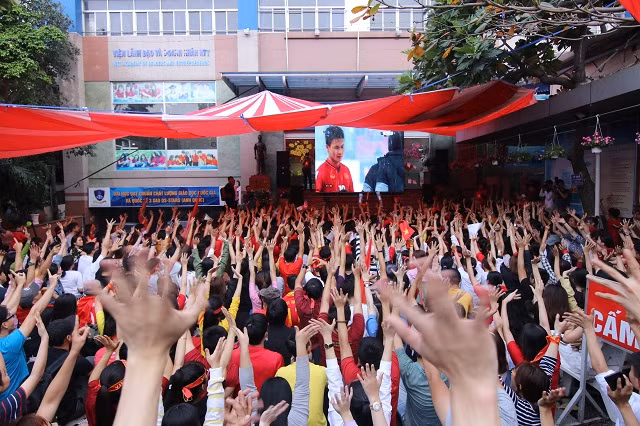 Không khí luôn sục sôi mỗi khi U23 Việt Nam đá tại "chảo lửa" Nguyễn Tất Thành Không khí luôn sục sôi mỗi khi U23 Việt Nam đá tại "chảo lửa" Nguyễn Tất Thành