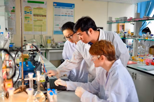 Sinh viên được làm việc trong phòng thí nghiệm hiện đại, chuẩn quốc tế