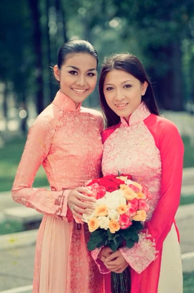 Thanh Hằng chụp hình cùng Như Cầm thời mới đăng quang hoa hậu. 