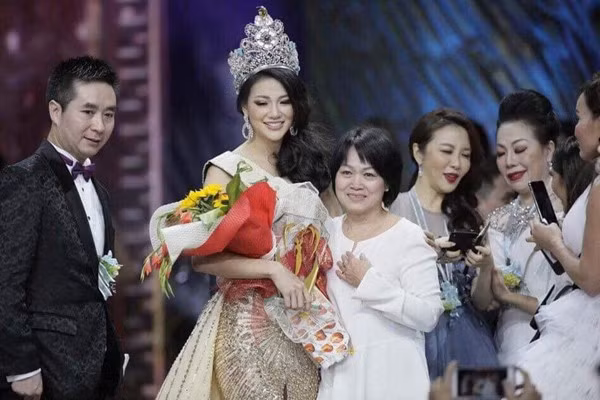  Anh trai và mẹ Nguyễn Phương Khánh lên chúc mừng cô trong đêm Chung kết Miss Earth 2018. 