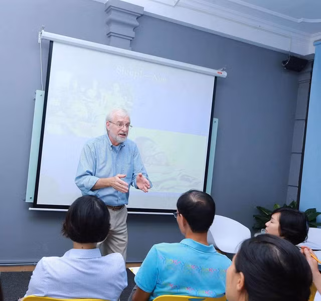 Giám đốc học thuật của trường Riverdale (New York, Mĩ) Kevin Mattingly đang chia sẻ về thực trạng thiếu ngủ.