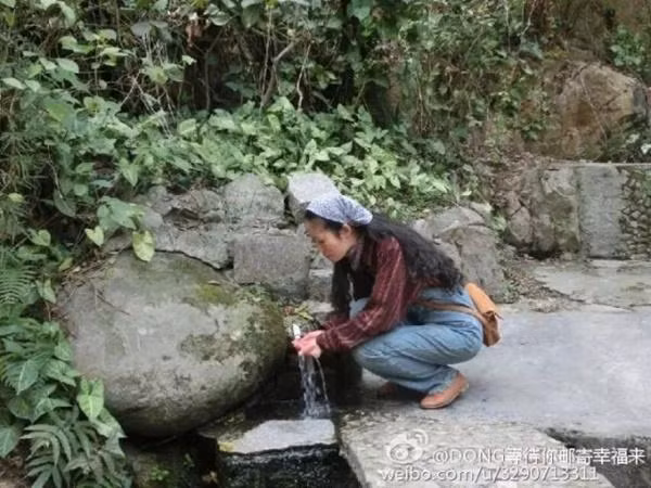 Căn nhà nhỏ của cô có màu xanh, ban công nhỏ bằng sắt thơ mộng. 