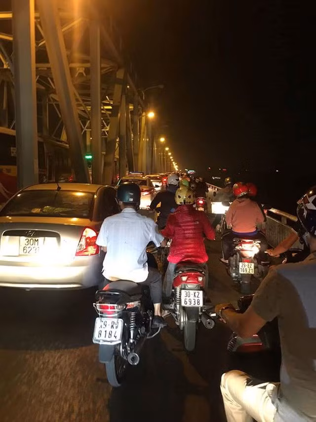  Cầu Chương Dương chia làm bốn làn xe chạy hai chiều. Phía ngoài cùng có làn đường dành cho xe máy rộng 1,5m. 