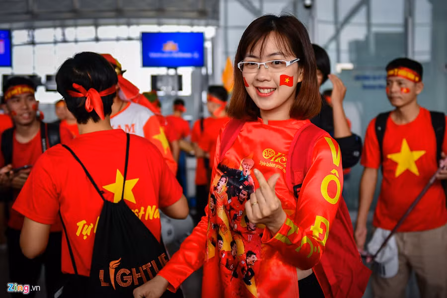 “Dù phải thi đấu ở SVĐ không tốt nhưng tôi tin tưởng tuyển Việt Nam sẽ có chiến thắng thuyết phục hôm nay”, nữ CĐV Ngọc Quỳnh chia sẻ. CDV Sai Gon, Ha Noi sang Philippines tiep lua cho tuyen Viet Nam hinh anh 12