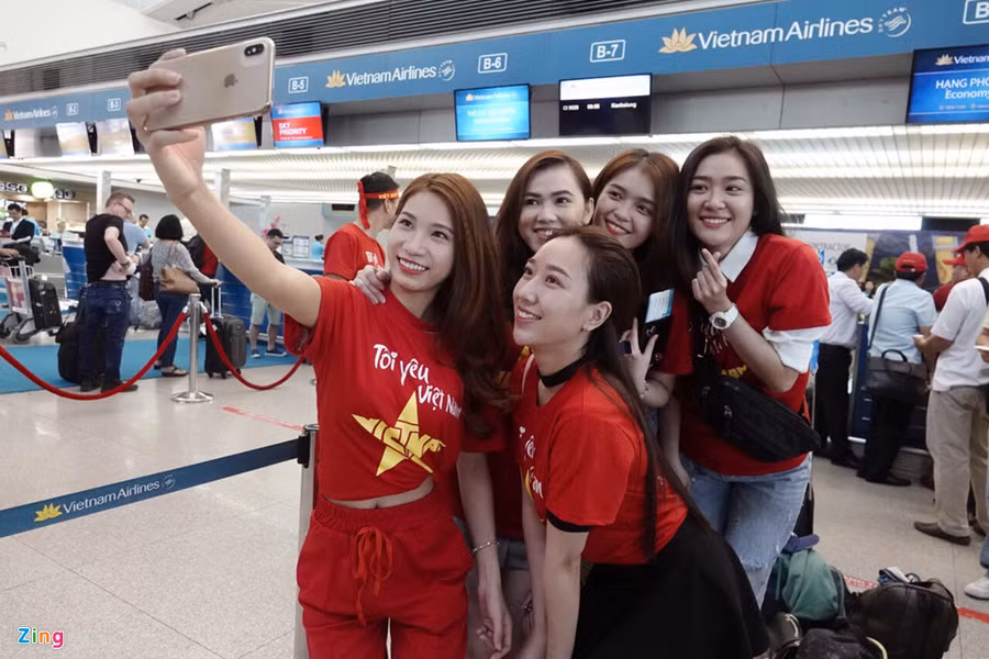 Chuyến bay này còn có nhiều cô gái đam mê bóng đá cũng sẵn sàng vượt đường xa đi Philppines để cổ vũ cho các cầu thủ như Công Phượng, Quang Hải... CDV Sai Gon, Ha Noi sang Philippines tiep lua cho tuyen Viet Nam hinh anh 4