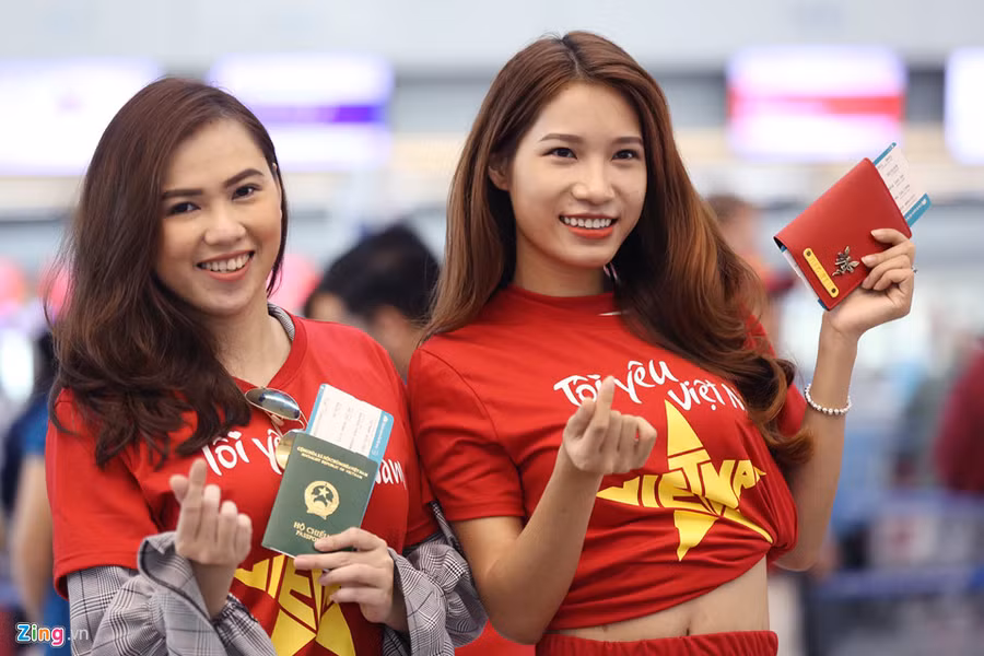 Phương Thuỳ (trái) và Mạc Yến (quận 8) hào hứng sau khi làm thủ tục check-in. Hai bạn dự đoán Việt Nam sẽ thắng Philippines 2-1. CDV Sai Gon, Ha Noi sang Philippines tiep lua cho tuyen Viet Nam hinh anh 5