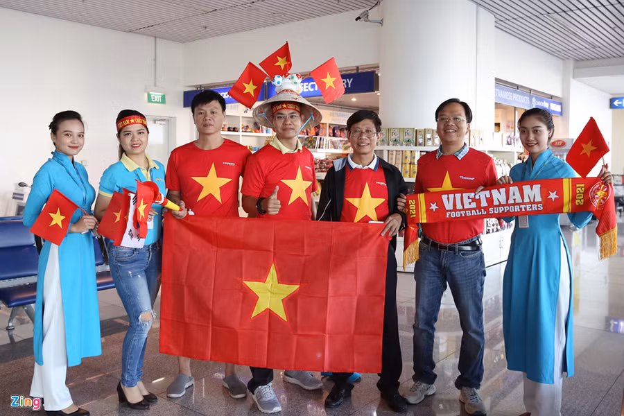 Họ gồm nhiều nhóm du khách khác nhau mua tour du lịch 2 ngày 1 đêm hoặc đi về trong ngày sang Philippines xem bóng đá. CDV Sai Gon, Ha Noi sang Philippines tiep lua cho tuyen Viet Nam hinh anh 2