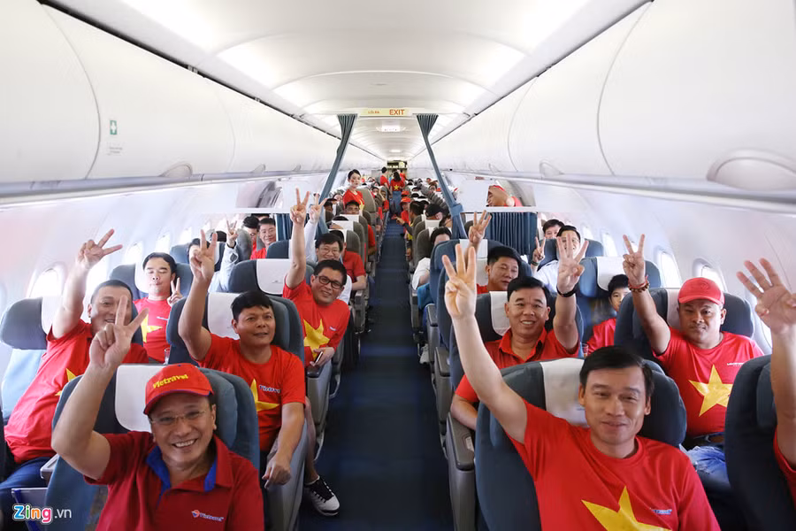 Cả khoang máy bay ngập sắc đỏ. Hầu hết CĐV đều tin vào một chiến thắng trên sân khách dành cho đội tuyển Việt Nam. CDV Sai Gon, Ha Noi sang Philippines tiep lua cho tuyen Viet Nam hinh anh 15