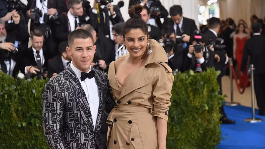 Priyanka Chopra và Nick Jonas trên thảm đỏ Met Gala 2017. Chuyen tinh dep nhu co tich cua Nick Jonas va hoa hau hon 10 tuoi hinh anh 1