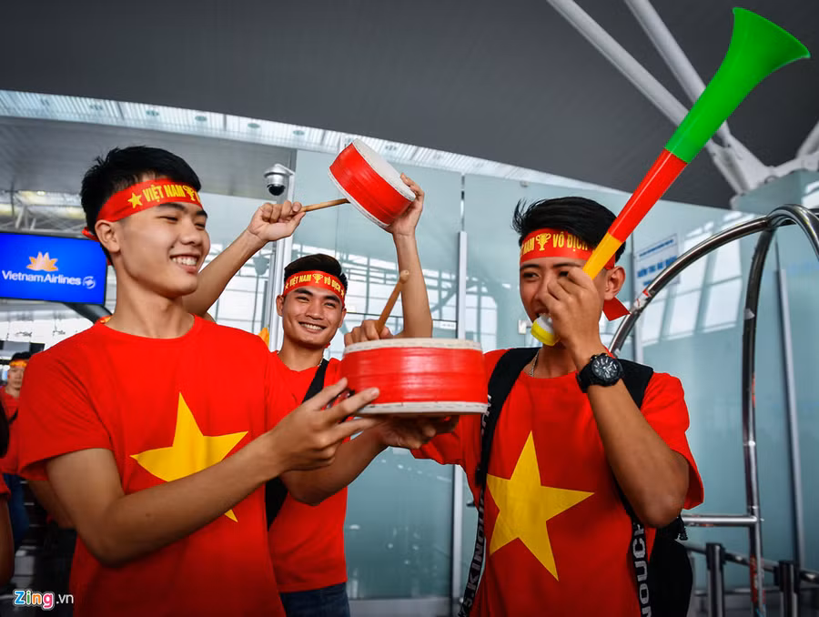 Các cổ động viên hát Quốc ca, gõ trống và thổi kèn náo nhiệt cả một góc sân bay Nội Bài trước khi làm thủ tục xuất cảnh. CDV Sai Gon, Ha Noi sang Philippines tiep lua cho tuyen Viet Nam hinh anh 14