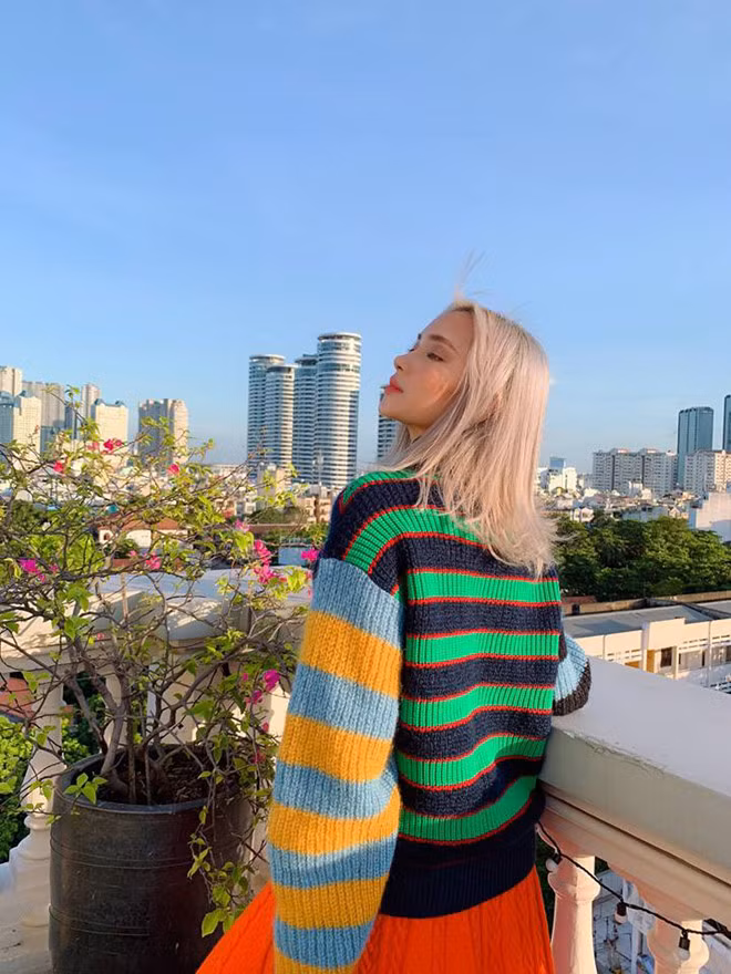 Trang phục kẻ ngang:Họa tiết kẻ đại diện cho sự trẻ trung, năng động. Nếu người mặc sở hữu vóc dáng thanh mảnh, những đường kẻ ngang sẽ giúp cơ thể trông đầy đặn hơn. Các cô gái có thân hình quá khổ tuyệt đối tránh xa kiểu họa tiết này. Kieu trang phuc khong the thieu trong tu do cua gioi tre Viet hinh anh 5