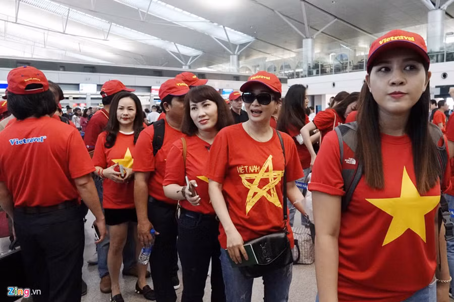 Tại TP.HCM:8h sáng 2/12, gần 300 cổ động viên Việt Nam có mặt tại nhà ga hàng không quốc tế Tân Sơn Nhất, TP.HCM, để làm thủ tục xuất cảnh lên máy bay sang Philippines cổ vũ cho đội tuyển Việt Nam tại trận bán kết lượt điAFF Cup 2018. CDV Sai Gon, Ha Noi sang Philippines tiep lua cho tuyen Viet Nam hinh anh 1