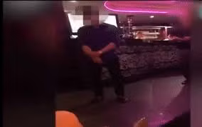 Phẫn nộ nhân viên quán karaoke làm chuyện lén lút này với khách nữ
