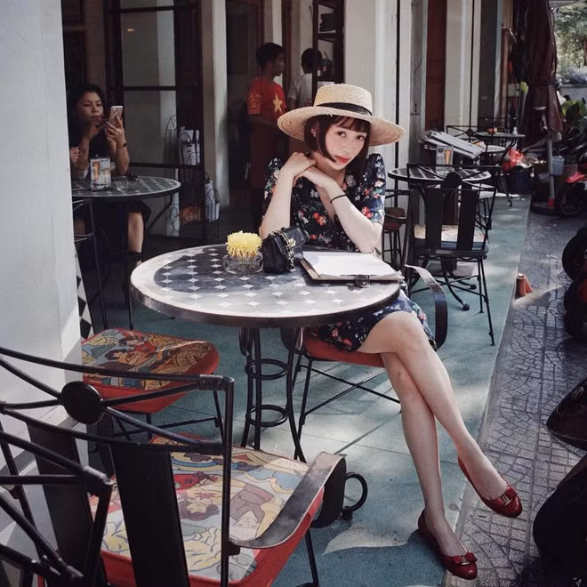 Váy hoa:Trang phục in họa tiết hoa luôn mang đến vẻ dịu dàng, lãng mạn. Những chiếc váy có hoa văn nhí mang hơi hướm năm 1970 hay những gam màu pastel thường được các cô gái lựa chọn vào mỗi mùa xuân hè. Kieu trang phuc khong the thieu trong tu do cua gioi tre Viet hinh anh 1