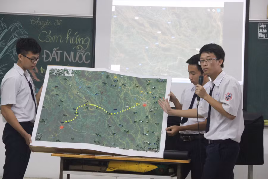 Nhóm HS Trường THPT Phú Nhuận (TPHCM) đang trình bày về sơ đồ hành quân của Đoàn quân Tây Tiến trong chuyên đề “Cảm hứng đất nước trong thơ ca 1945 - 1975”