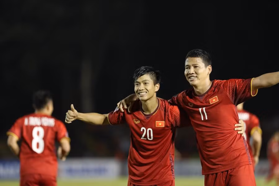 Phan Văn Đức nhận giải Cầu thủ hay nhất trận Việt Nam vs Philippines ảnh 1 Phan Văn Đức, Văn Đức, Philippines, Việt Nam, Việt Nam vs Philippines, trực tiếp bóng đá, VTV6, VTC3, FPT play, AFF Cup, xem trực tiếp bóng đá, Anh Đức, Bán kết AFF Cup 2018