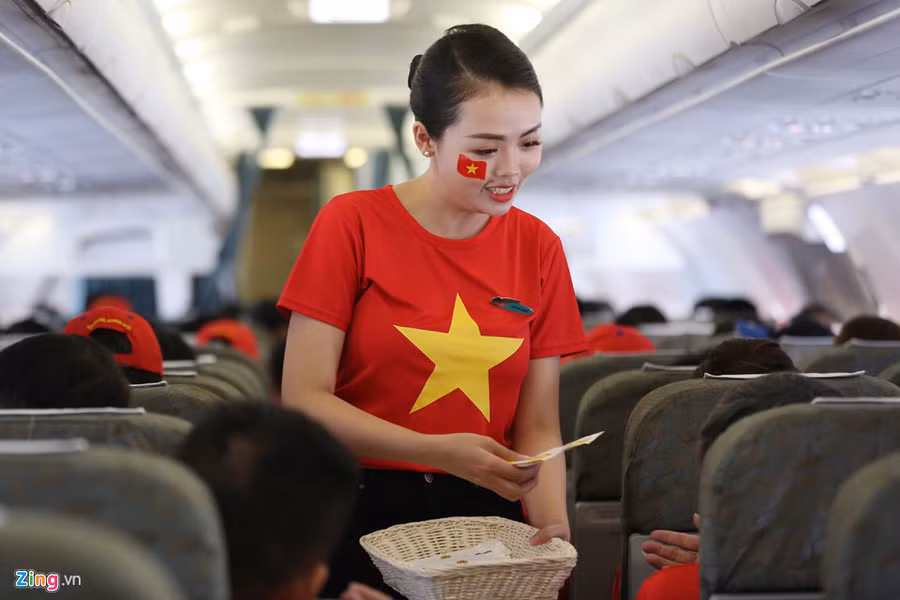 Nhân ngày này, ê kíp tiếp viên hàng không trên chuyến bay này cũng mặc áo đỏ sao vàng để tiếp lửa cho thầy trò HLV Park Hang-seo. CDV Sai Gon, Ha Noi sang Philippines tiep lua cho tuyen Viet Nam hinh anh 6