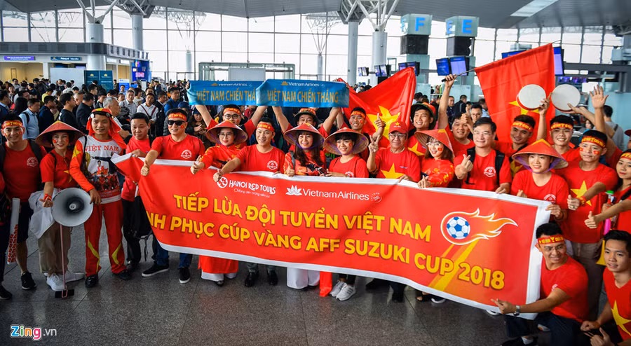 Nắm bắt nhu cầu của các cổ động viên Việt Nam, nhiều công ty du lịch đã đưa ra các gói tour đi cổ vũ bóng đá. Theo tham khảo, các gói tour của các công ty du lịch Vietravel và Hà Nội Redtours dao động trong khoảng trên dưới 23,5 triệu đồng tùy theo thời gian lưu trú nhưng vẫn có rất đông người hâm mộ tham gia đặt mua. CDV Sai Gon, Ha Noi sang Philippines tiep lua cho tuyen Viet Nam hinh anh 8