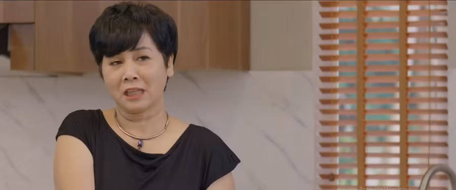 "Những nhân viên gương mẫu" tập 4: Bà Phượng tranh thủ cảm thán về thành tích sinh con trai của mình. "Những nhân viên gương mẫu" tập 4: Bà Phượng tranh thủ cảm thán về thành tích sinh con trai của mình.