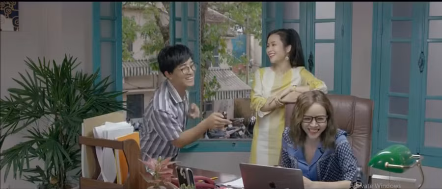 Phòng Nguyệt cười vui vẻ khi tính kế kéo Chi về phía mình. Phòng Nguyệt cười vui vẻ khi tính kế kéo Chi về phía mình.