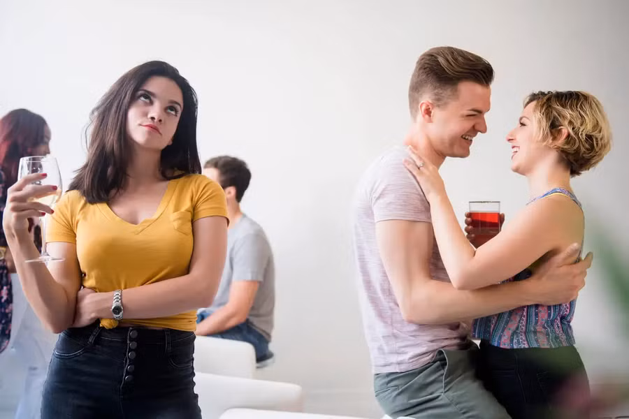 Bạn thường dễ bực bội vì chồng mình có một quá khứ riêng. (Ảnh: ITN).
