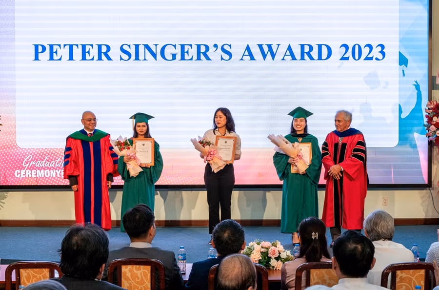 Các tân bác sĩ nhận giải thưởng GS.BS Peter Singer.