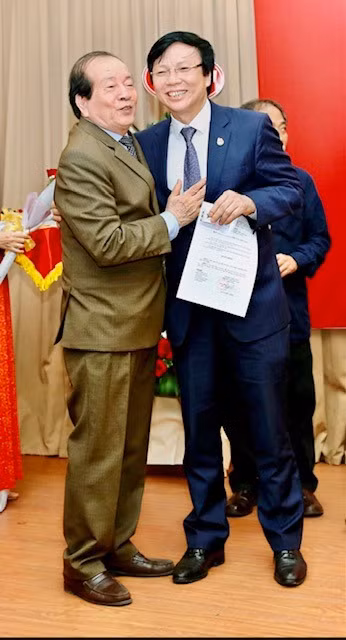 Nhà thơ Hữu Thỉnh chúc mừng nhà báo Hồ Quang Lợi được kết nạp vào Hội nhà văn Việt Nam năm 2020.