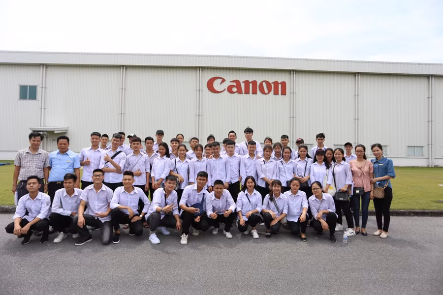 Đoàn Trường THPT Lam Hồng chụp ảnh lưu niệm tại Công ty THHH Canon Việt Nam.
