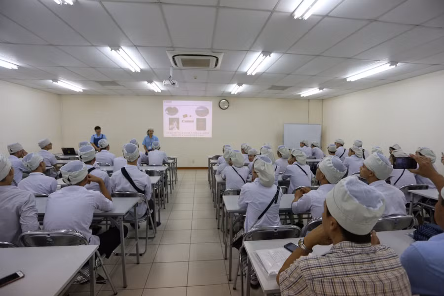 Đại diện Công ty TNHH Điện tử Canon Việt Nam giới thiệu những nét cơ bản về Công ty.