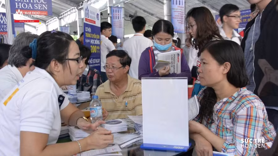 Phụ huynh, học sinh tìm hiểu thông tin về đại học Hoa Sen tại ngày hội tư vấn tuyển sinh năm 2016