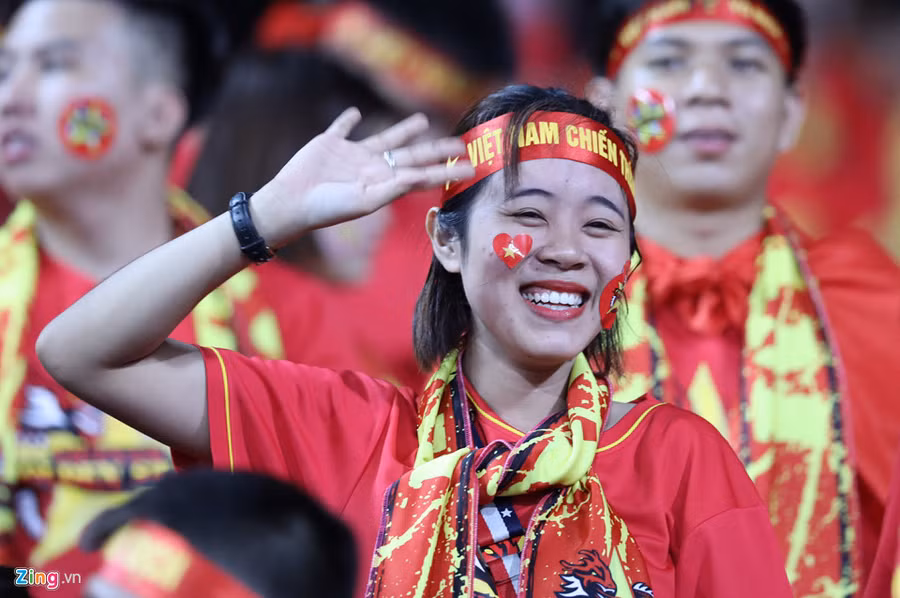 Nữ CĐV phấn khích ăn mừng chiến thắng của tuyển Việt Nam ảnh 3 Cac CDV nu phan khich an mung chien thang cua tuyen Viet Nam hinh anh 3