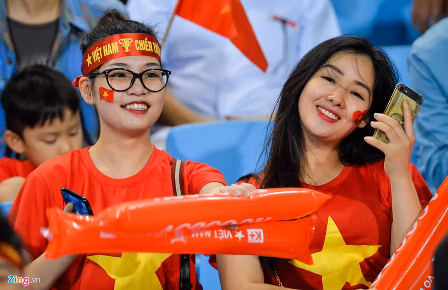 Nữ CĐV phấn khích ăn mừng chiến thắng của tuyển Việt Nam ảnh 10 Cac CDV nu phan khich an mung chien thang cua tuyen Viet Nam hinh anh 10