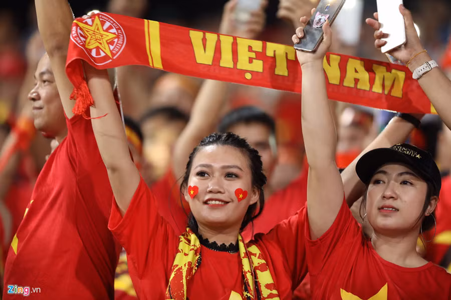 Nữ CĐV phấn khích ăn mừng chiến thắng của tuyển Việt Nam ảnh 6 Cac CDV nu phan khich an mung chien thang cua tuyen Viet Nam hinh anh 6