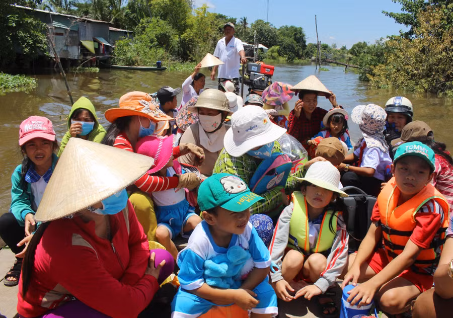 Hình ảnh quen thuộc mỗi ngày tới lớp của HS ở “đảo hiếu học” cù lao Bảy Trúc