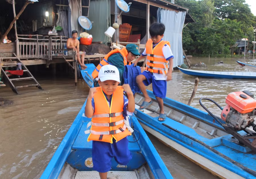 Những em ở khu vực xa trường được lực lượng xã đội tổ chức đưa rước đi học khi nước lũ dâng cao Những em ở khu vực xa trường được lực lượng xã đội tổ chức đưa rước đi học khi nước lũ dâng cao