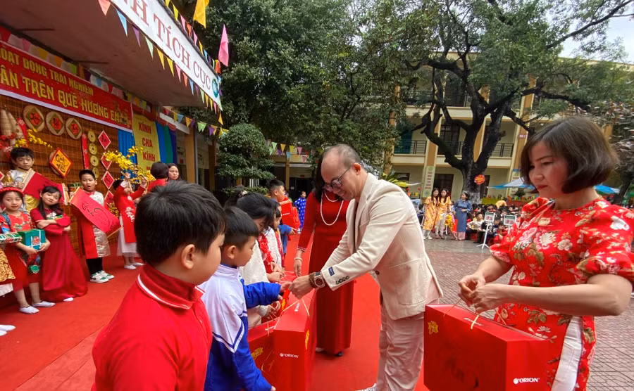 Một số đơn vị tài trợ cũng gửi tặng những suất quà ý nghĩa đến với học sinh khó khăn trong chương trình Hội chợ Xuân 2023.