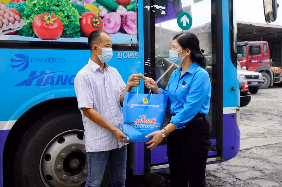 Tặng quà hỗ trợ các công đoàn viên khó khăn