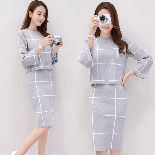 Set váy áo len màu ghi sáng cùng họa tiết màu trắng 