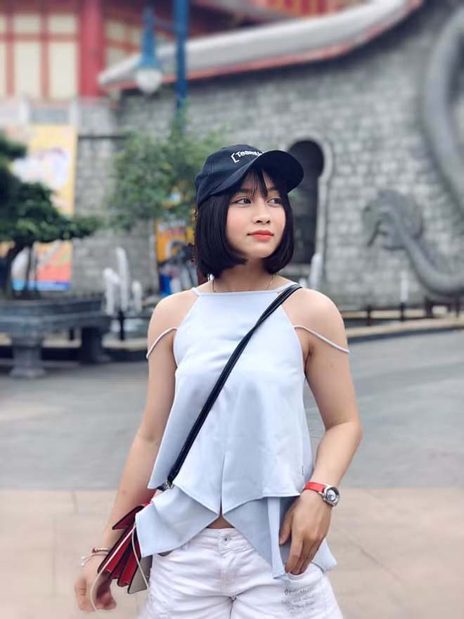 Gu thời trang cá tính của Hoàng Thị Loan và dàn cầu thủ nữ Việt Nam ảnh 2 Hoang Thi Loan va dan cau thu nu Viet deu co gu an mac ca tinh hinh anh 2 66636514_1494560700684130_5377020968344485888_n.jpg