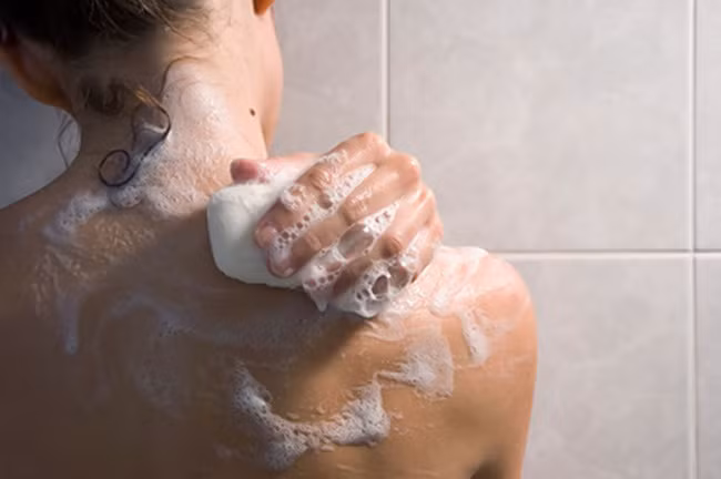 Vi khuẩn từ da người này có thể lây sang da người khác bằng cách dùng chung xà phòng.