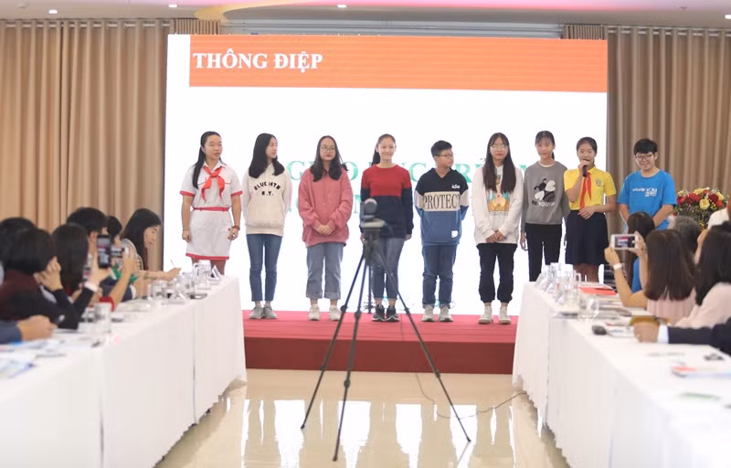 Trẻ em lên tiếng về quyền được yêu thương trong gia đình và nhà trường. Trẻ em lên tiếng về quyền được yêu thương trong gia đình và nhà trường.