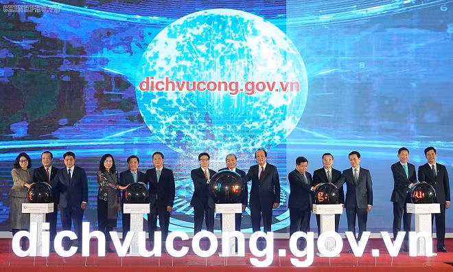 Thủ tướng Nguyễn Xuân Phúc cùng các đại biểu ấn nút khai trương Cổng Dịch vụ công quốc gia. (Ảnh: VGP/Quang Hiếu)