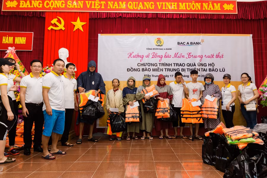 Công đoàn BAC A BANK cứu trợ người dân vùng lũ: Thương lắm miền Trung ơi! ảnh 1