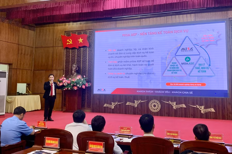 Đại diện Công ty Cổ phần Misa báo cáo chuyên đề nền tảng số để chuyển đổi số cho doanh nghiệp vừa và nhỏ; hợp tác xã.