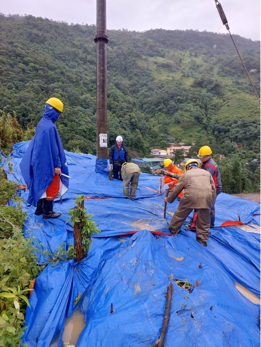 Rải bạt chống sạt lở tại cột 52 ĐZ 35kV lộ 377E21.7.