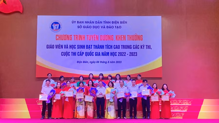 Ông Nguyễn Văn Đoạt (đứng giữa) - Giám đốc Sở GD&ĐT tỉnh Điện Biên trao thưởng cho các giáo viên có thành tích xuất sắc. Ông Nguyễn Văn Đoạt (đứng giữa) - Giám đốc Sở GD&ĐT tỉnh Điện Biên trao thưởng cho các giáo viên có thành tích xuất sắc.