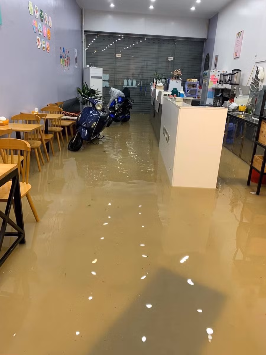 Nước dâng cao, tràn vào nhiều hộ gia đình.