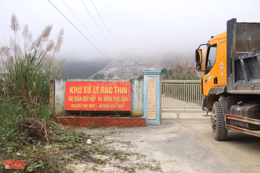 Cổng vào khu xử lý rác thải tại huyện Quỳ Hợp. (Ảnh: Phạm Tâm)