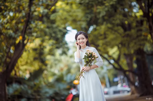 Cô giáo đốn tim cộng đồng mạng duyên dáng giữa phố thu Hà Nội ảnh 4