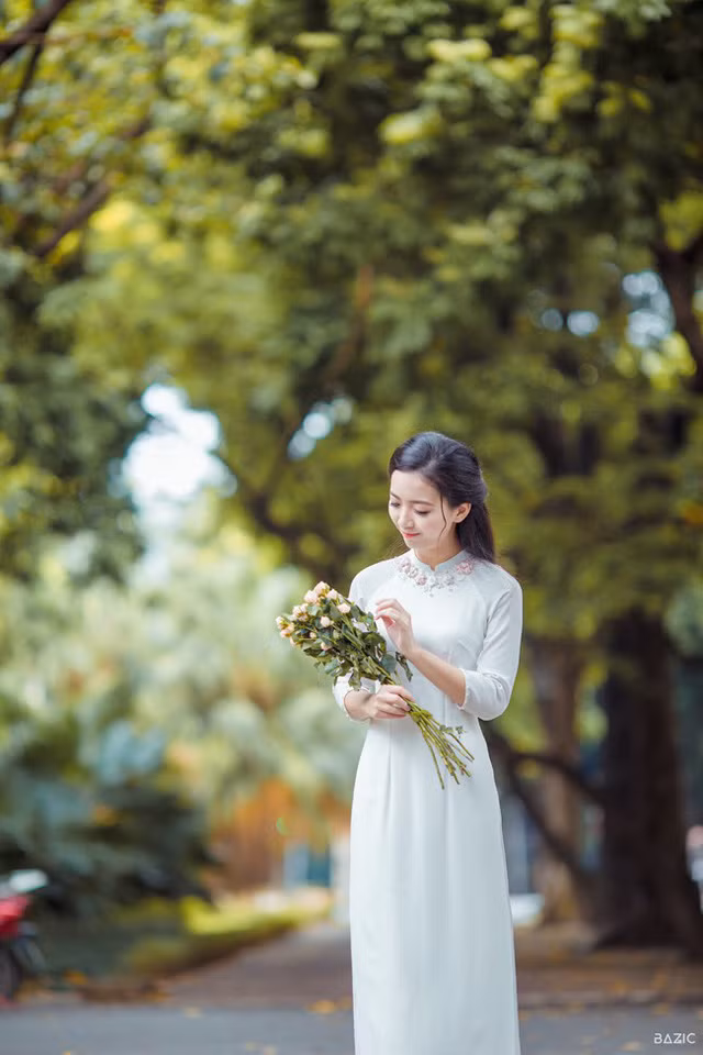 Cô giáo đốn tim cộng đồng mạng duyên dáng giữa phố thu Hà Nội ảnh 8